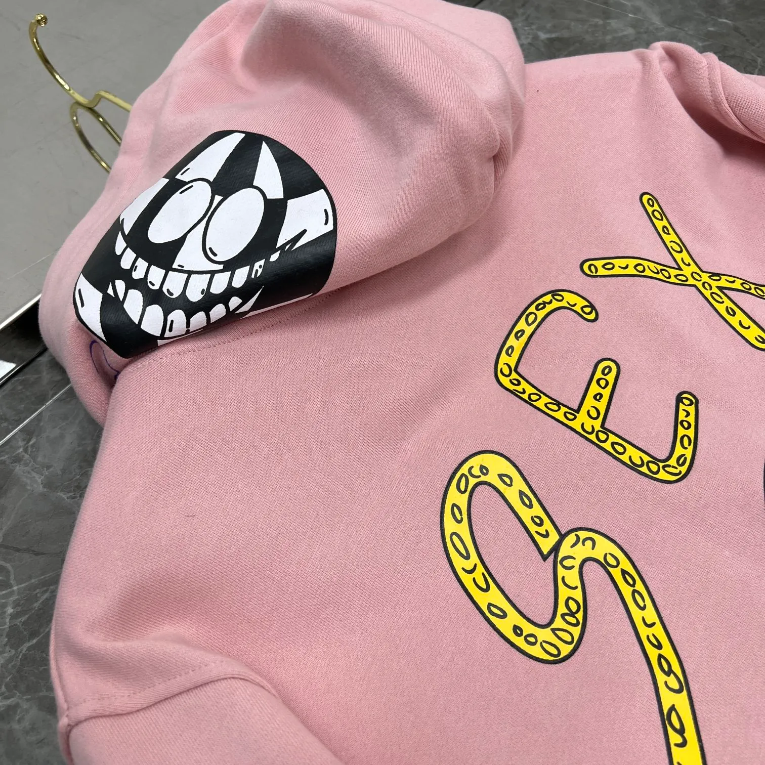P250 Chrome Hearts Autumn and Winter 2025 counter synchronized Sanskrit hand-painted graffiti hooded sweatshirt, a must-have for Ins celebrity couples, same style for men and women! Specially customized version of 1:1 high-weight fabric, the same style as fashionable celebrities, a must-have for Internet celebrities! Recommended color: pink Size: S, M, L, XL